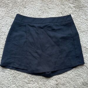 Glam Black Skorts with Sleek Design and Elastic Waistband